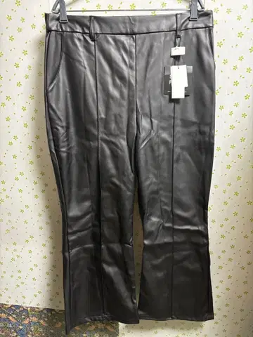 4L 사이즈 합성 피혁 플레어 팬츠 택 포함 새상품 블랙