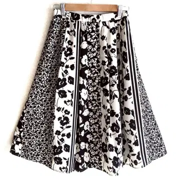여성용 L 새상품급 플라워 올 패턴 무릎 기장 플레어 스커트