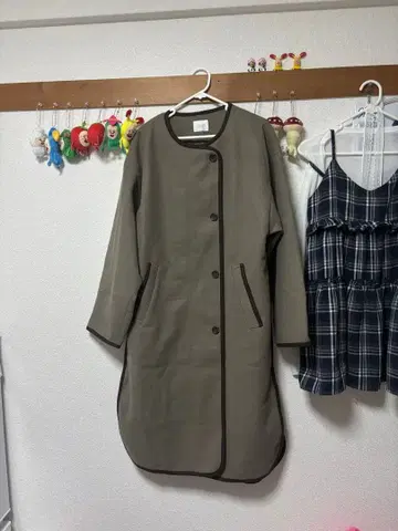그레이 롱 코트 버튼 포함
