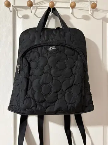 마리콴트 데이지 패턴 블랙 백팩