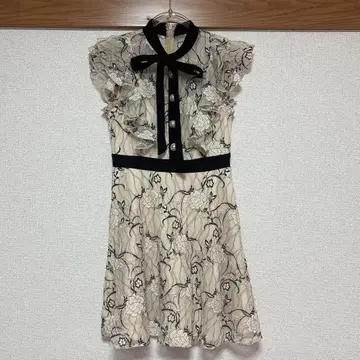 DAZZY 아이보리 프릴 꽃무늬 드레스