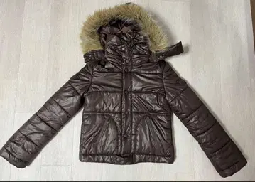 브라운의 폴리에스테르 면 충전재 자켓! 후드 탈부착 가능