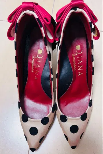 다이애나 도트 무늬 하이힐