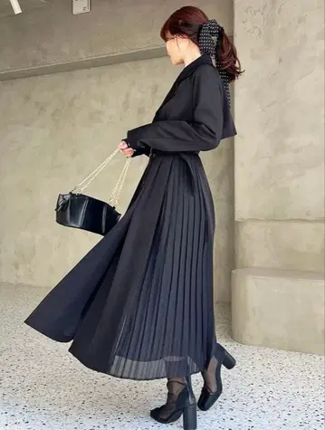 시어 플리츠 트렌치코트 블랙 RESEXXY