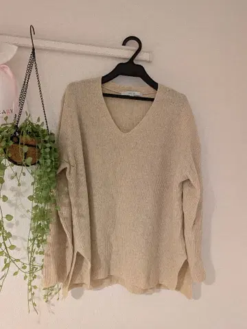 베이지 V넥 언타이틀 UNTITLED