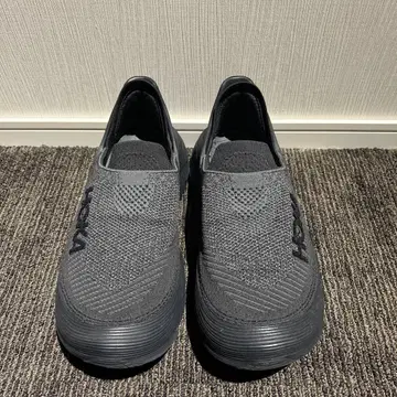 HOKA 블랙 슬립온 스니커즈
