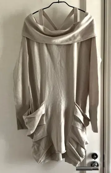 오프숄더 베이지 니트 원피스