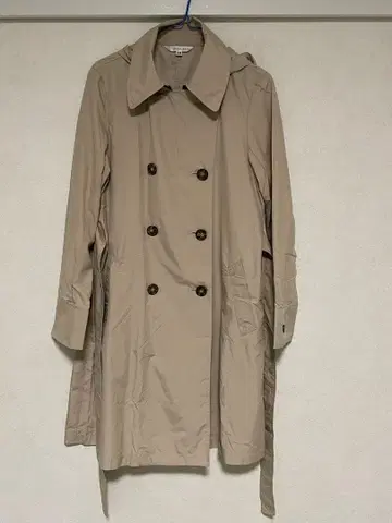 얇은 소재의 후드 부착 트렌치코트 베이지 핸드폰 파우치 포함