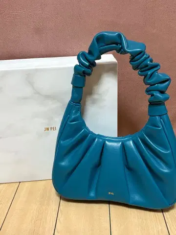 JW PEI 프릴 디자인 핸드백