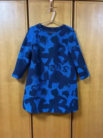 TABASA 파란색 로고 패턴 긴팔 원피스