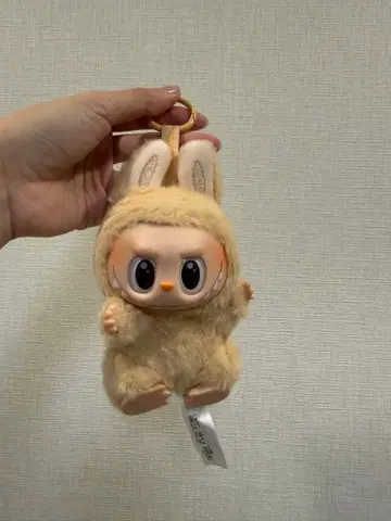 정품] 앉은 자세 Labubu 옐로우 컬러 촉촉한 눈망울