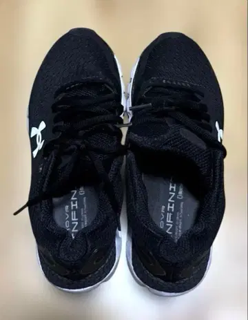 UNDER ARMOUR 언더아머 블랙 스니커즈