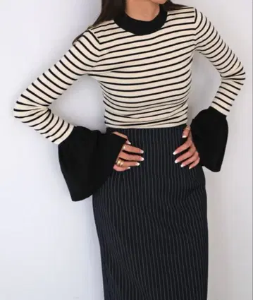 [ 거의 새상품 ] AKTE 플레어 슬리브 니트 보더