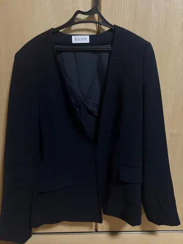 블랙 테일러드 자켓 V넥