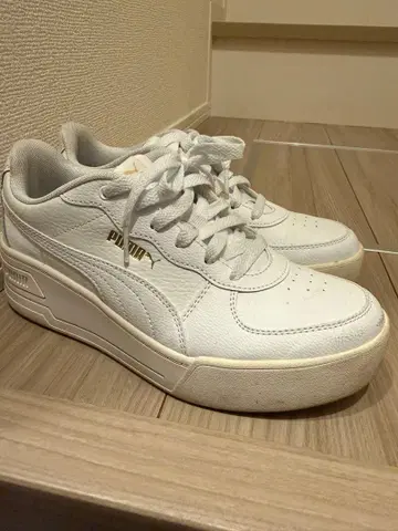 PUMA 화이트 가죽 스니커즈