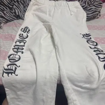 화이트 조거 팬츠 프린트 로고