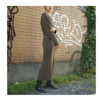 WRYHTI 커브드넥 니트 드레스