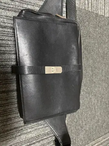 컨디션 최상 M.U.L 오일 가죽 바디백/숄더 블랙 천연 가죽