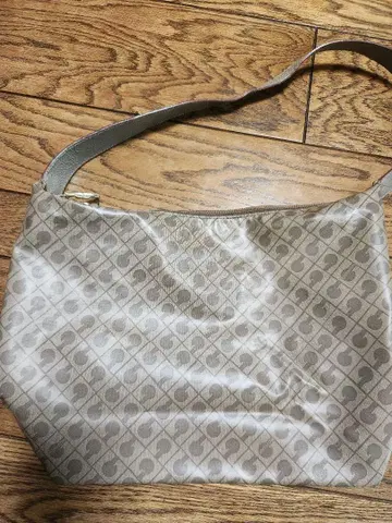 베이지 로고 패턴 핸드백