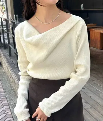 미스틱 오프숄더 리브 니트 아이보리