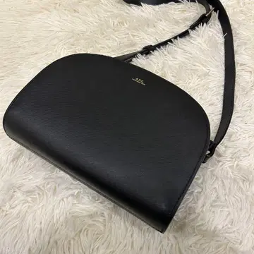 새상품급 A.P.C. 아페쎄 하프문 숄더백 엠보싱 블랙