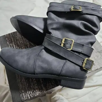 버클 달린 블랙 엔지니어 부츠