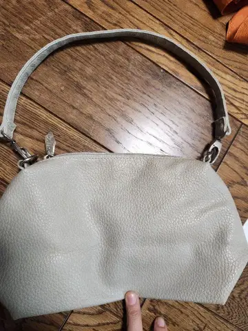 베이지 가죽 핸드백