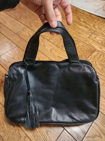 블랙 가죽 핸드백 태슬 포함
