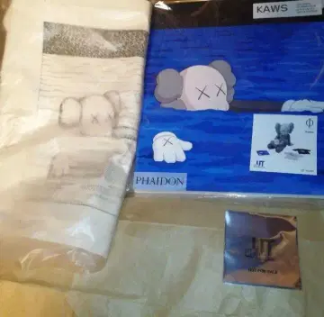 kaws 카우스 UNIQLO 유니클로 아트북 토트백 티셔츠