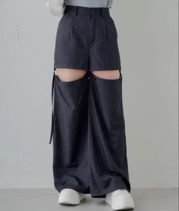 스트라이프 패턴 컷 아웃 슬랙스 네이비