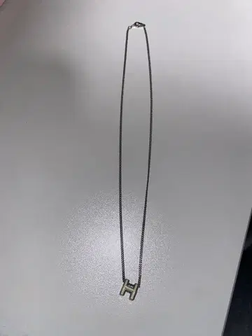 H자 모티브 목걸이 실버 계열