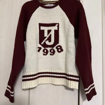 빨간색과 화이트 로고 니트 스웨터 M 사이즈