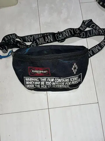 EASTPAK 바디백 영화 경고 라벨 포함