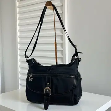 미사용급 사보이 2way 숄더백 나일론 가죽 느낌 로고 자수 블랙