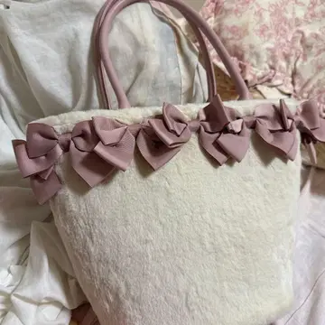 리본 장식 화이트 토트백 아오키 미사코