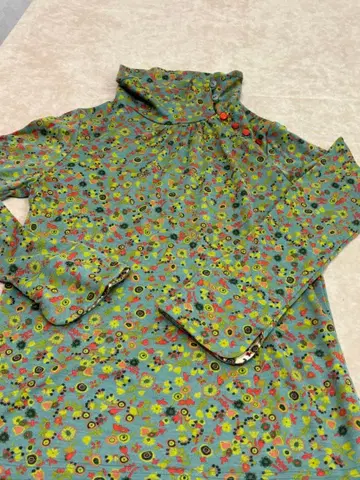 호코모모라 꽃무늬 하이넥 긴팔 상의