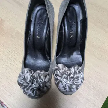 DIANA 그레이 플라워 장식 펌프스