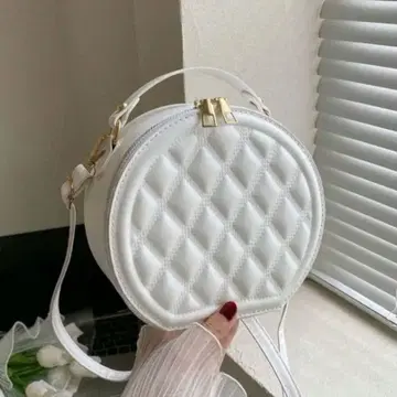 화이트 퀼팅 숄더백 캐주얼 엘레강트 라운드형