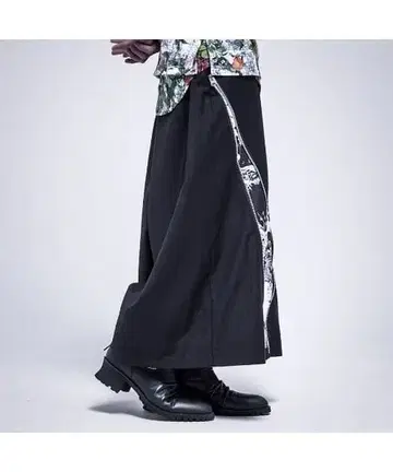 CIVARIZE 사선 ZIP 플라워 올 패턴 밴드 포함 와이드 팬츠