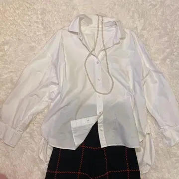 화이트 긴팔 셔츠 가슴 포켓 부착