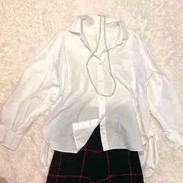 화이트 긴팔 셔츠 가슴 포켓 부착