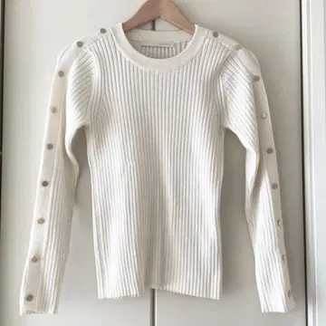 [ 새상품급 ] Spick and span 골드 버튼 리브 크루넥 니트