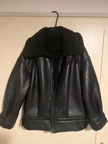 Chica 블랙 가죽 코트 보아 카라 부착