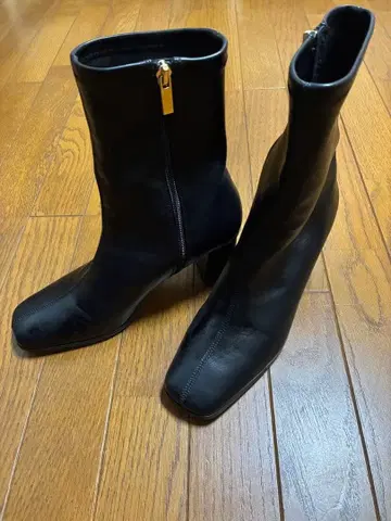 블랙 지퍼 부츠 중간 힐