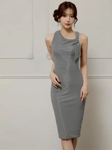 [뷔토] 비대칭 리본 디자인 라메 타이트 미디엄 드레스