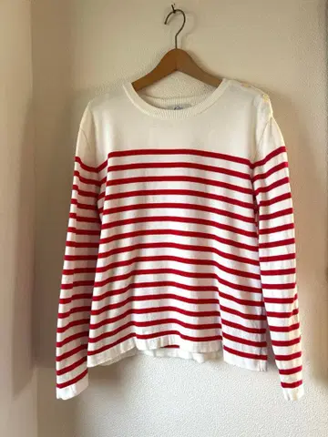 투모로우랜드에서 구매한 보더 니트