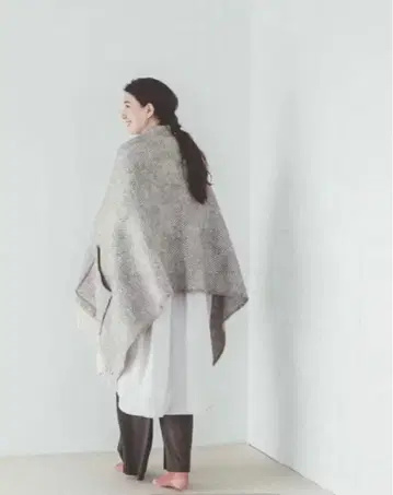 LAPUAN KANKURIT 라푸안 칸쿠리 포켓 부착 숄