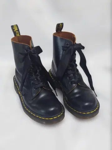 Dr. Martens 1460 MIE UK4