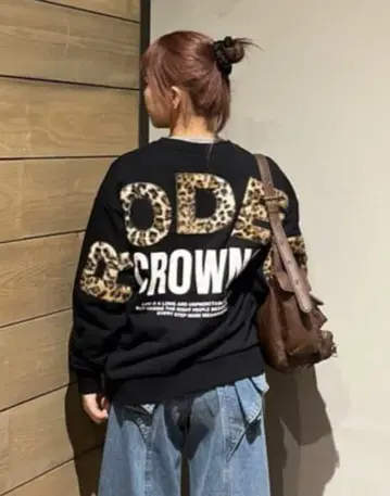 로데오 크라운 애니멀 인조 모피 아플리케 맨투맨 상의