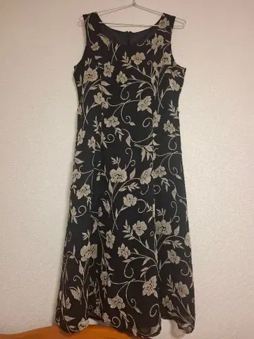 꽃무늬 슬리브리스 롱 원피스 M~L 상당 블랙 플레어 안감 있음